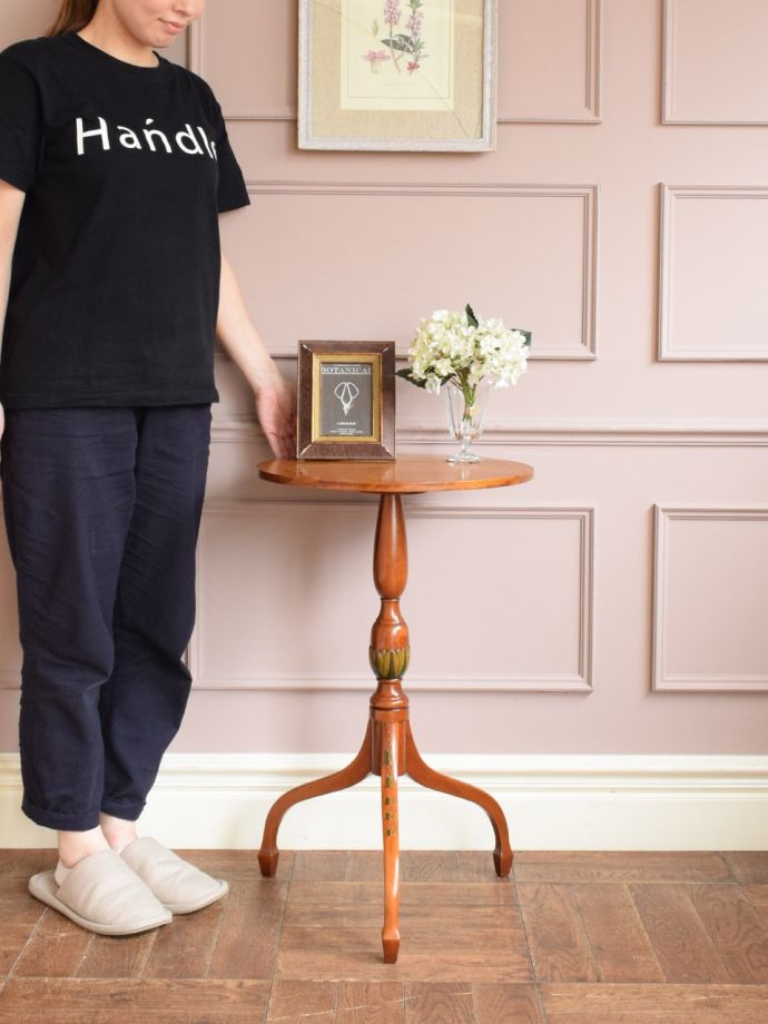 アンティークのサイドテーブル