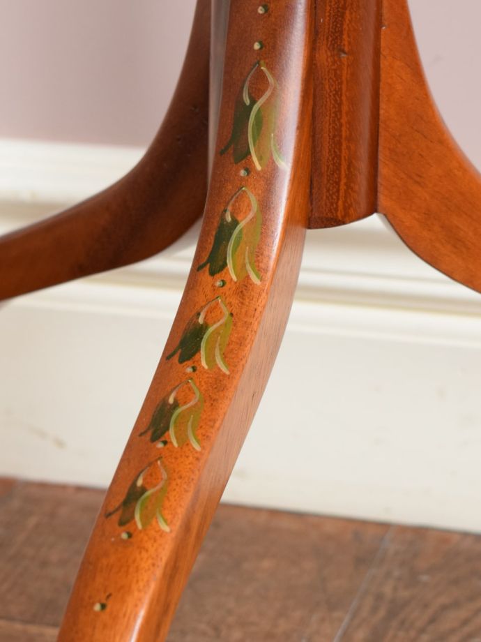 英国アンティーク家具らしい装飾