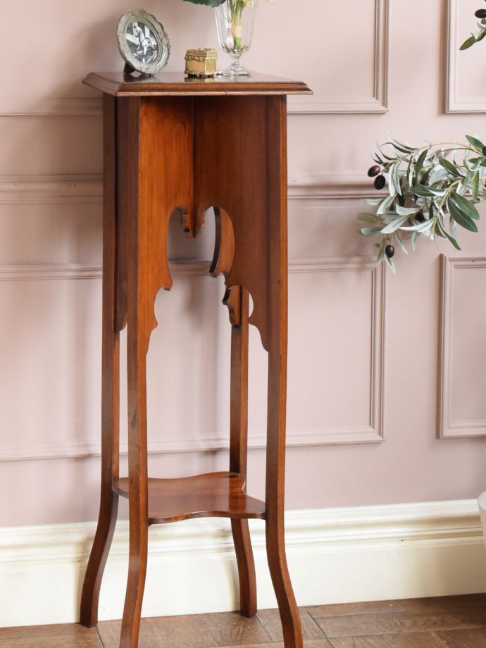 英国のアンティーク家具らしいデザイン