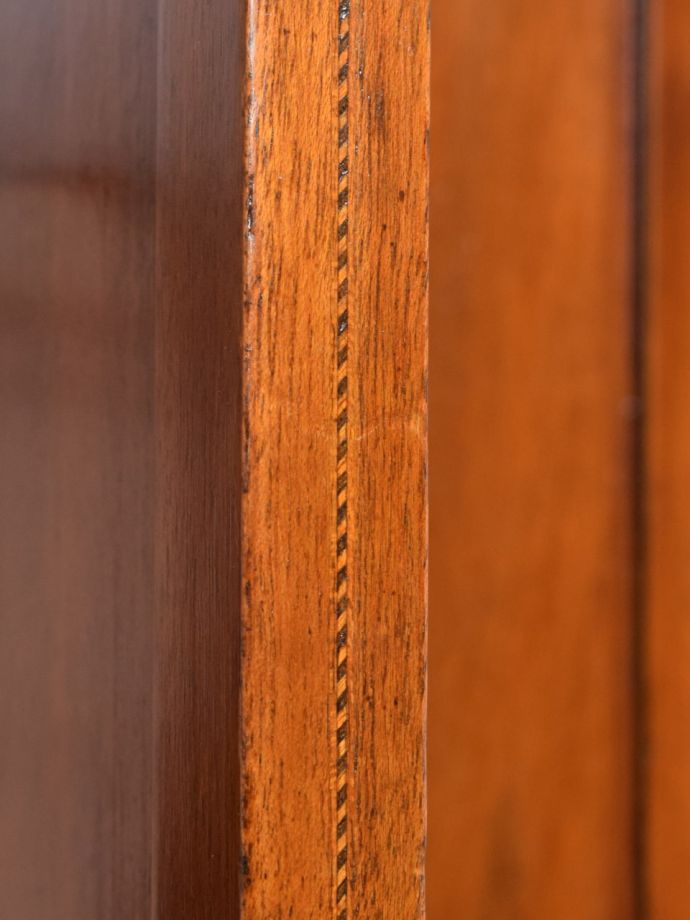 英国アンティーク家具らしい装飾