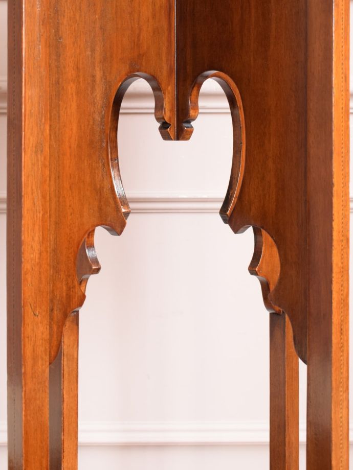 英国アンティーク家具らしい装飾