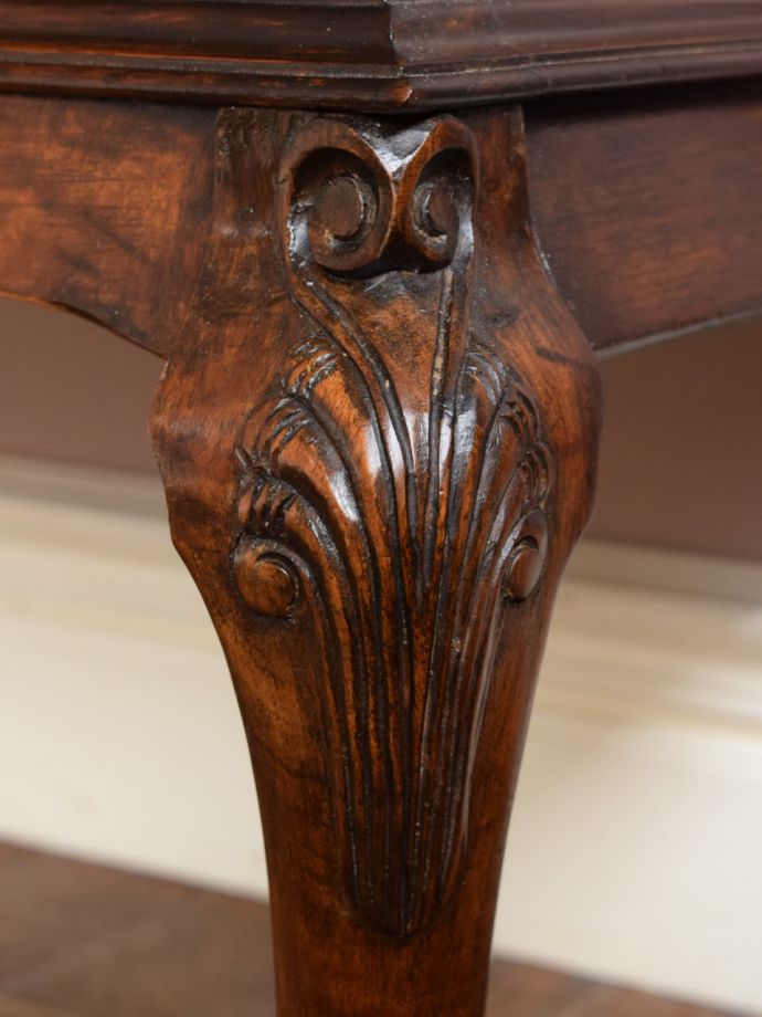 英国アンティーク家具らしい装飾