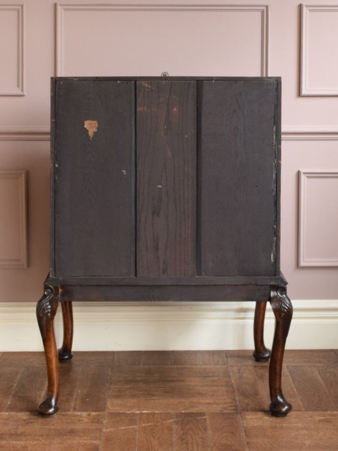 ビューローの後ろ姿