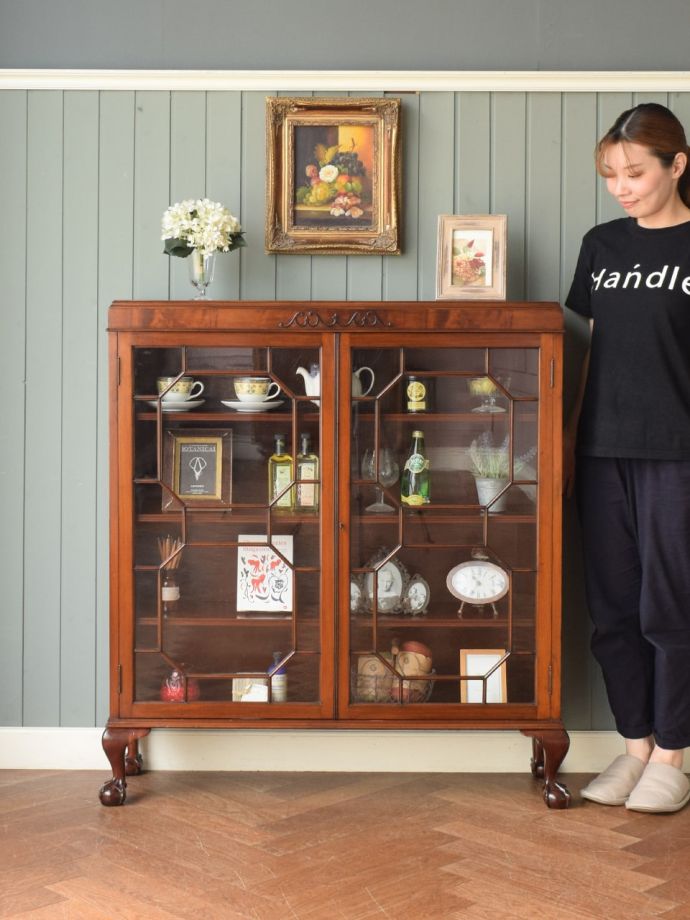 英国アンティークのガラスキャビネット