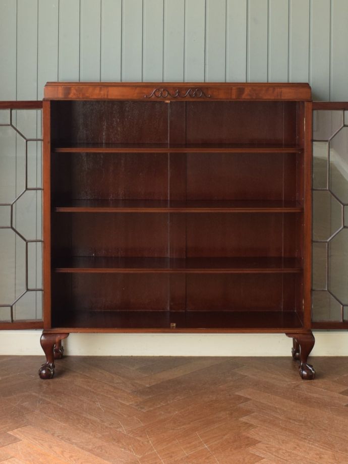 ガラスキャビネットの扉の中