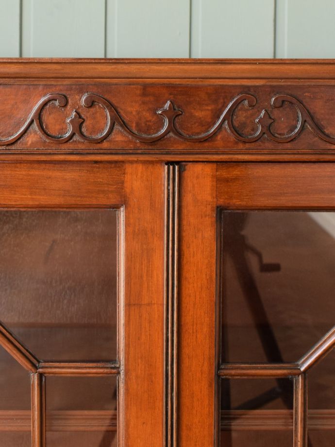 英国アンティーク家具らしい彫