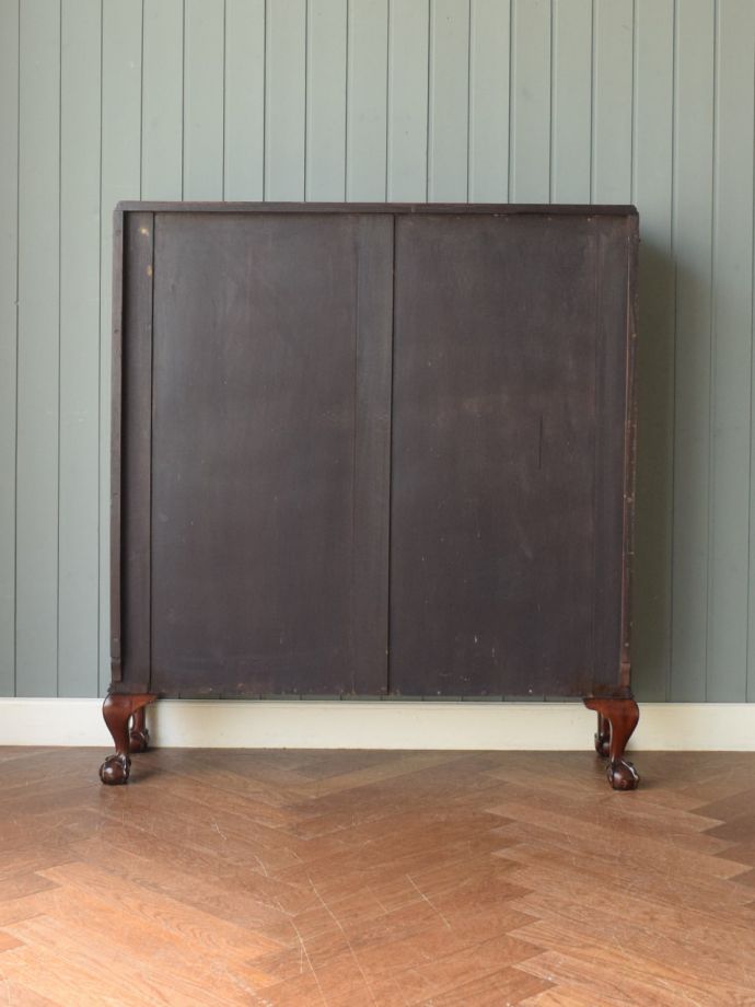 キャビネットの後ろ姿