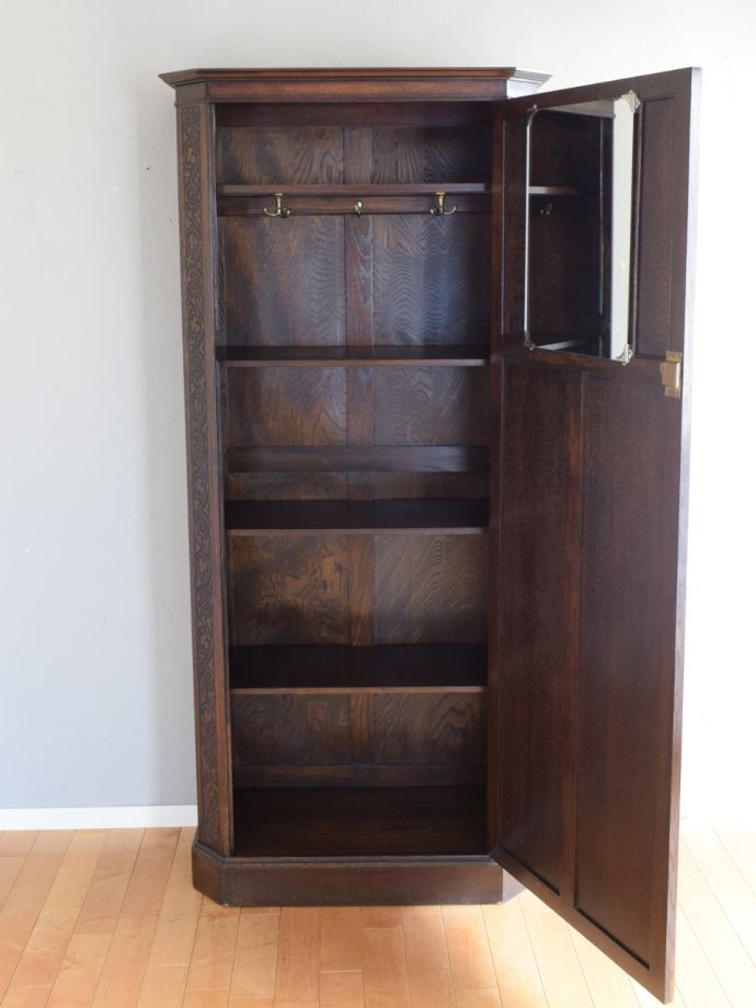 ワードローブの扉の中