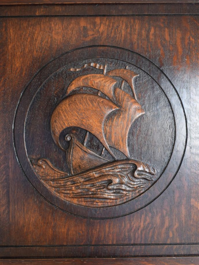 アンティークキャビネットの彫