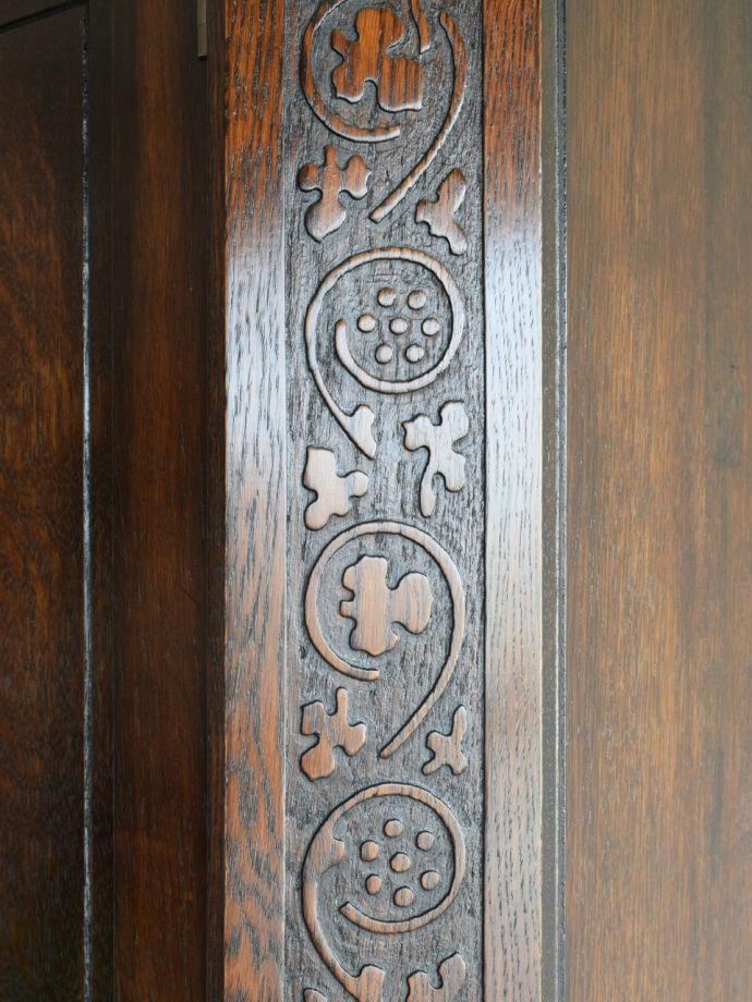 アンティーク家具らしい装飾