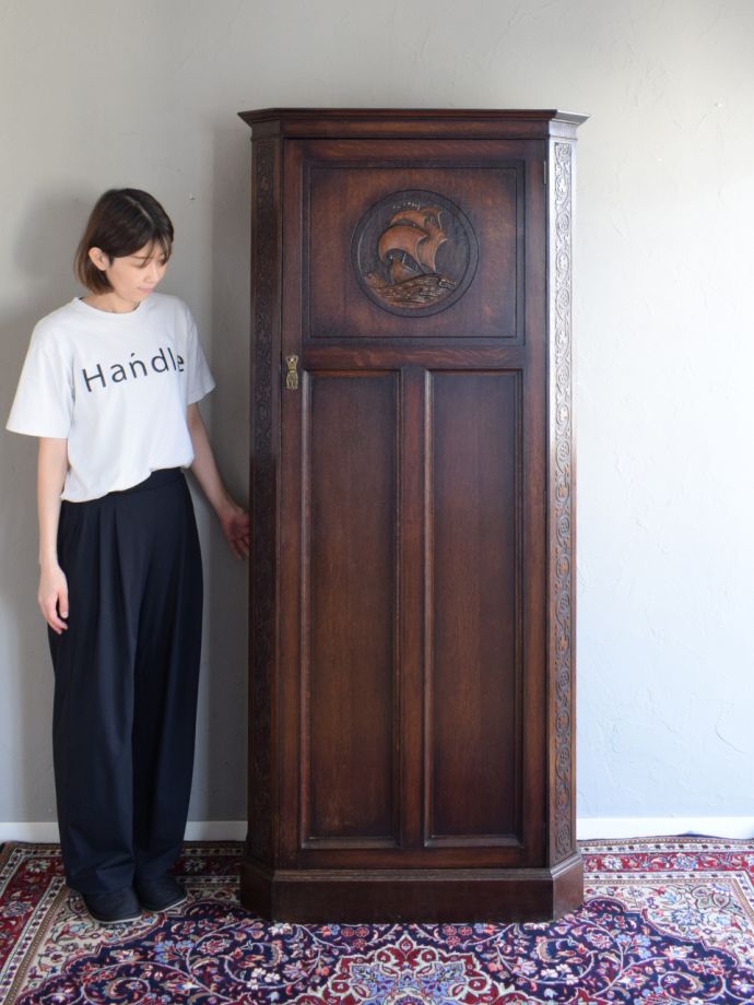 英国アンティークのワードローブ