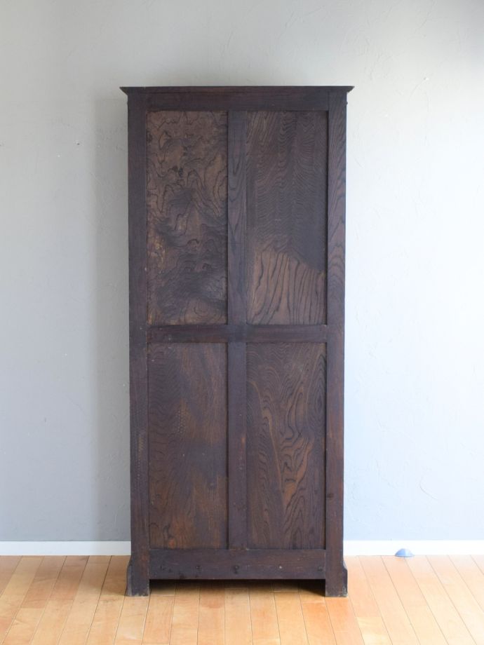 キャビネットの後ろ姿