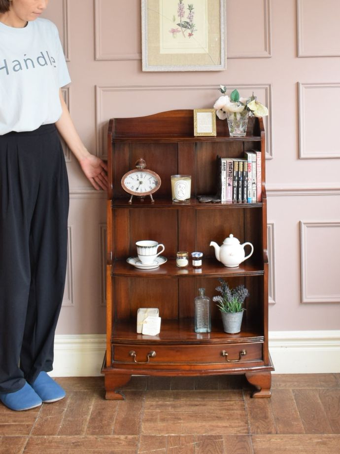 英国アンティークのキャビネット