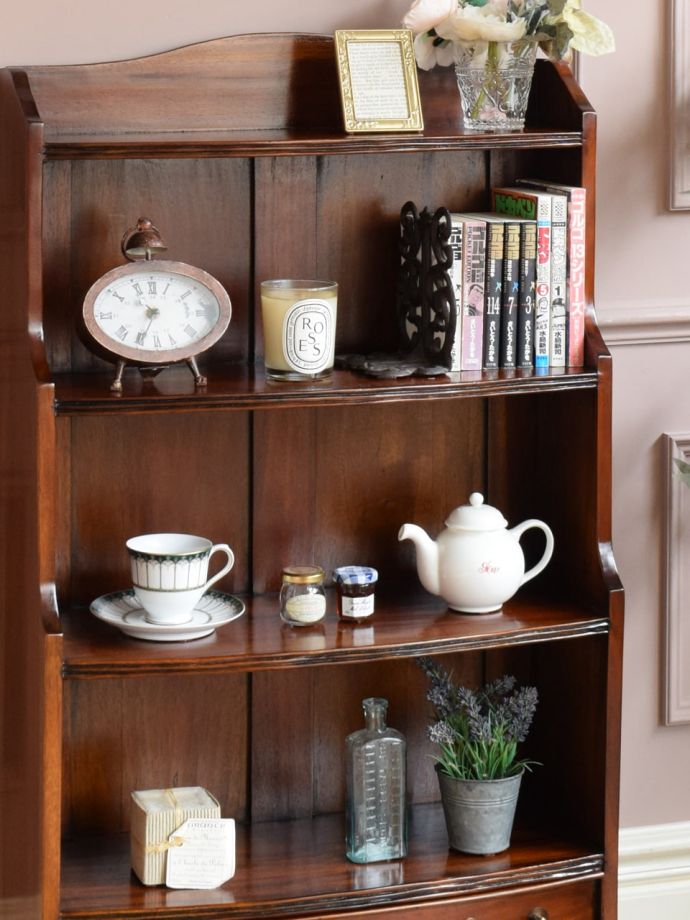 アンティークのオープンシェルフ
