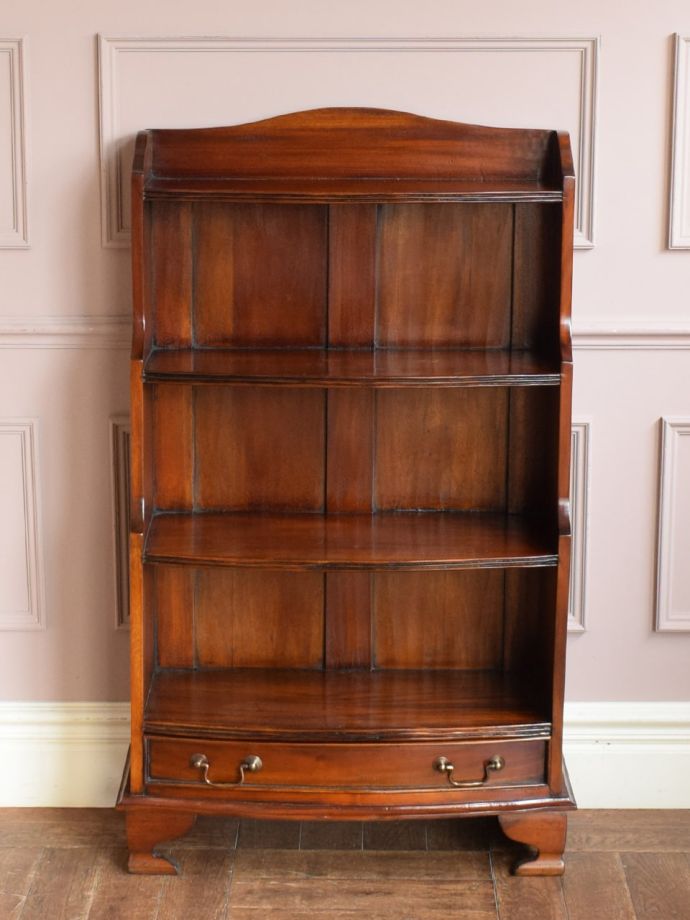 アンティークキャビネットの中