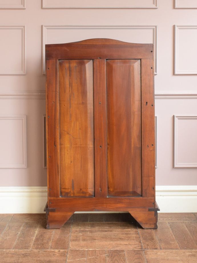 オープンシェルフの後ろ姿