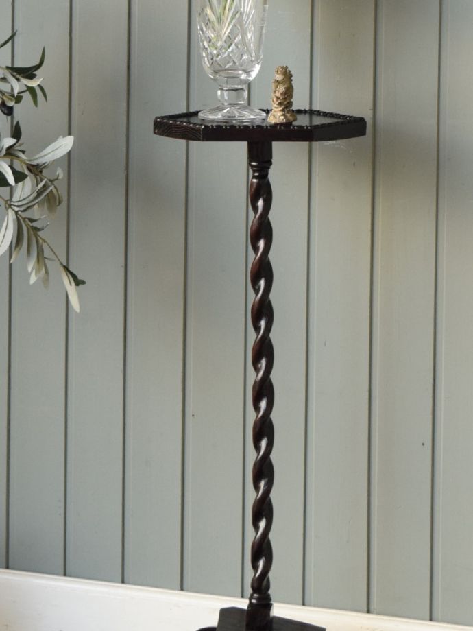 英国のアンティーク家具らしいデザイン