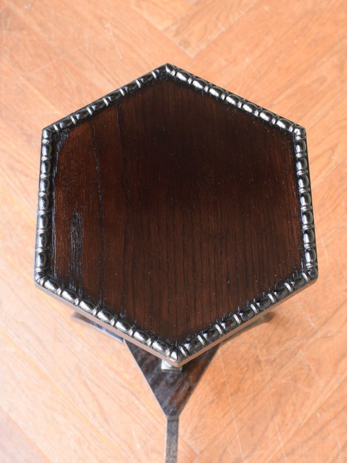 アンティークのプランツスタンドの天板