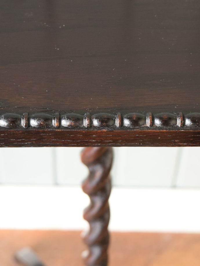 英国アンティーク家具らしい装飾