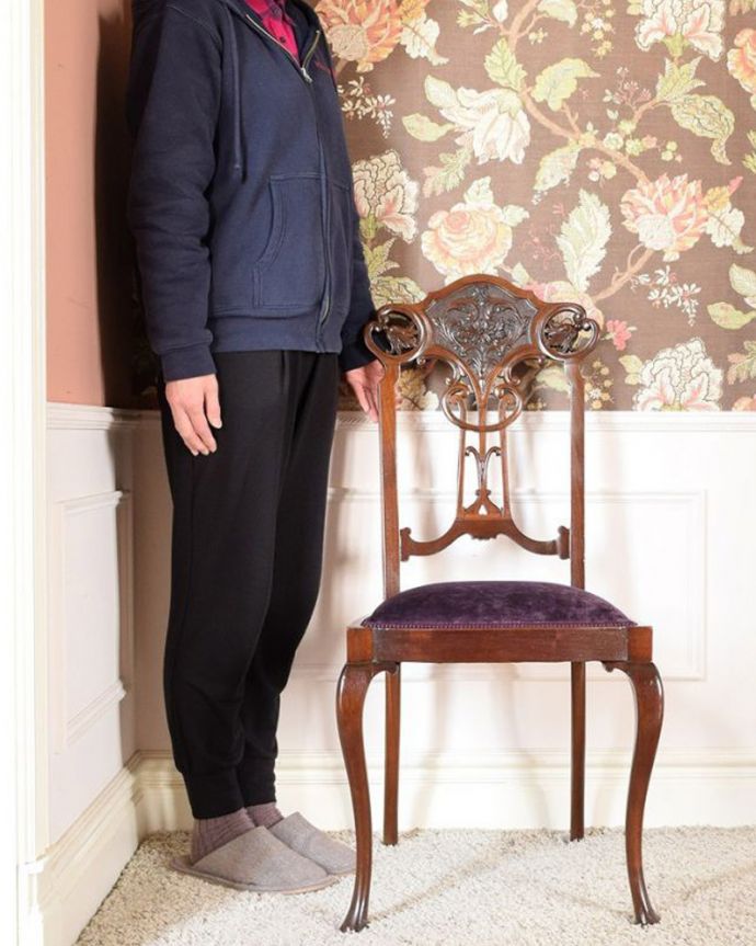 サロンチェア　アンティーク チェア　英国輸入の美しい椅子、マホガニー材のアンティークサイドチェア(サロンチェア)。座るためだけじゃなく見て楽しむ椅子上質な雰囲気が漂うアンティークのサロンチェアは、座るためだけの椅子ではありません。(q-340-c)