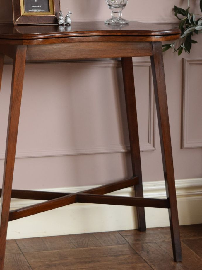 英国のアンティーク家具らしいデザイン