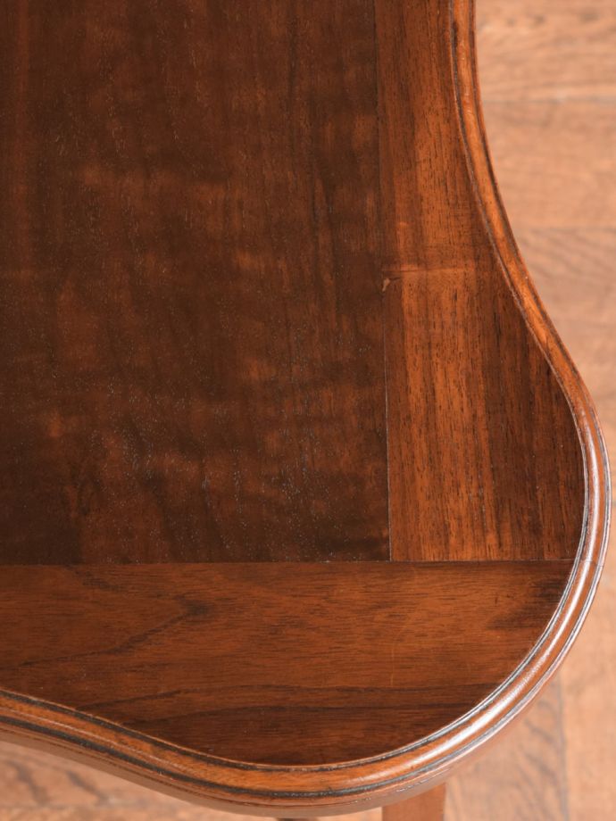 アンティークテーブルらしい木目