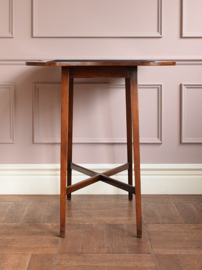 サイドテーブルの側面