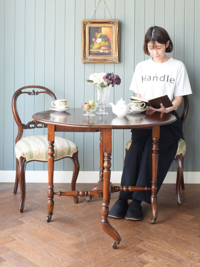 アンティークの折り畳み式テーブル