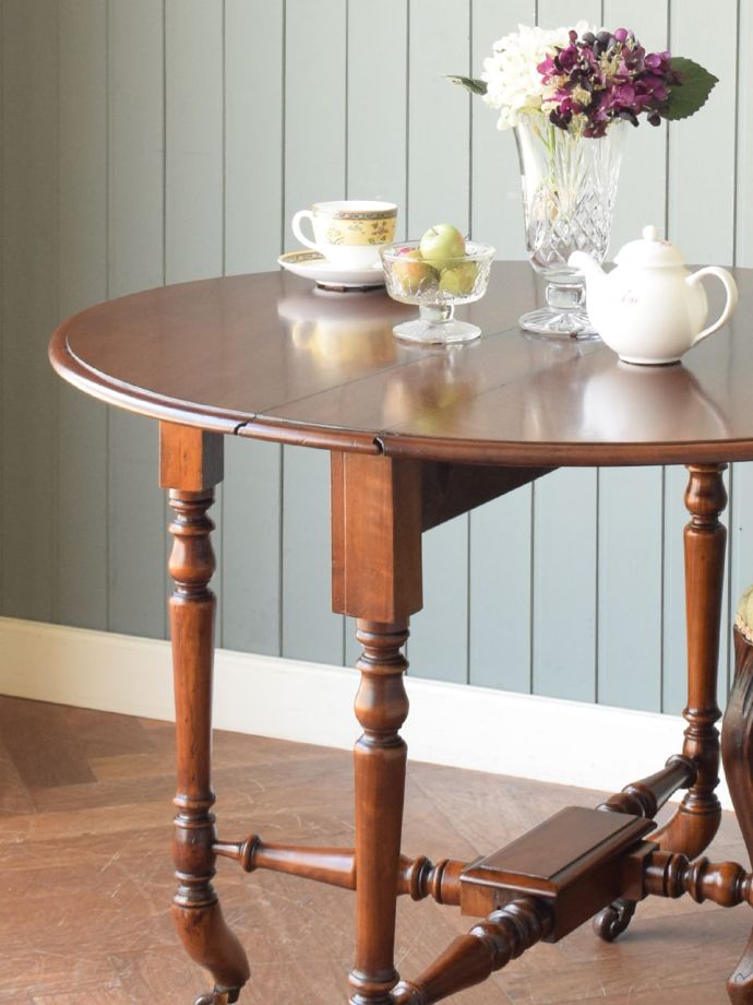 伸長式のおしゃれなアンティークテーブル