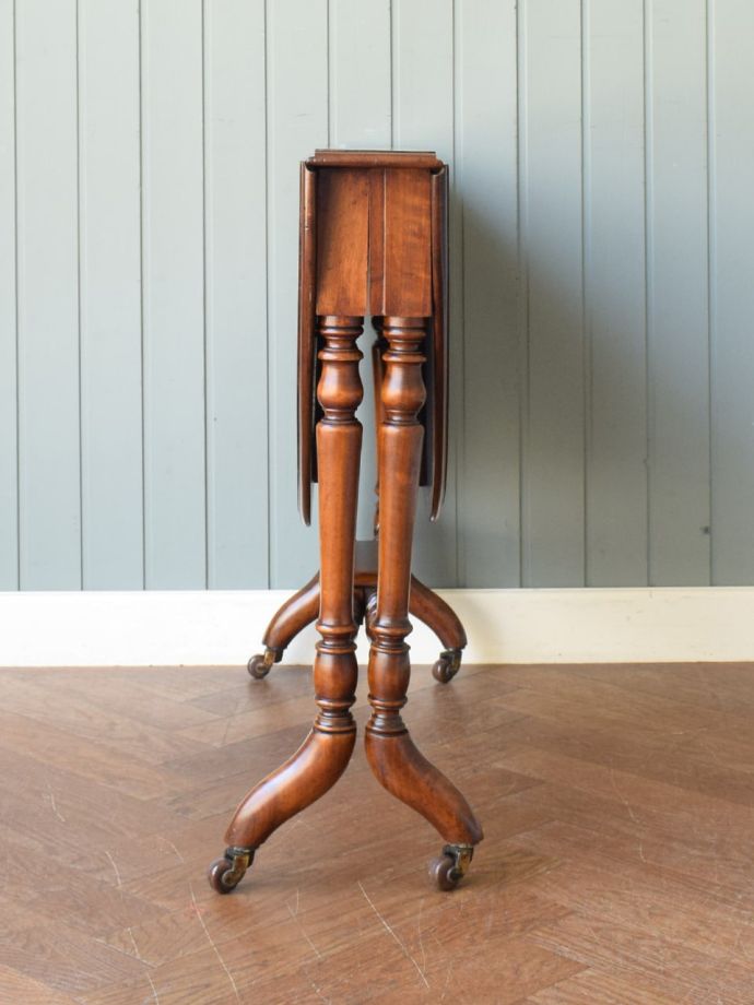 折り畳み式テーブルの側面