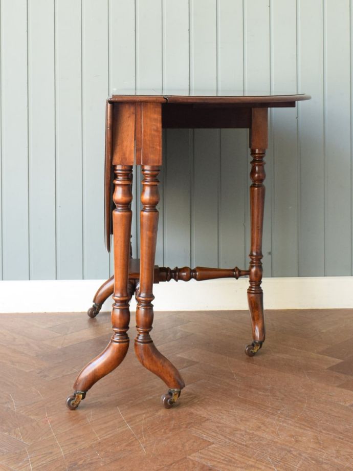 片足を開いた折り畳みテーブル