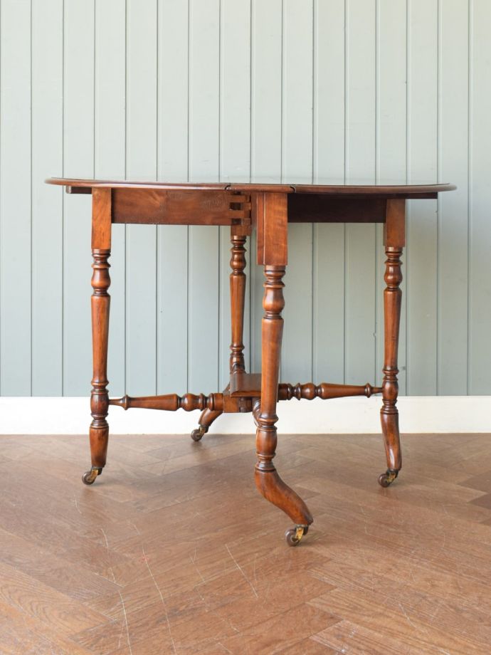 両足を広げた折り畳み式テーブル