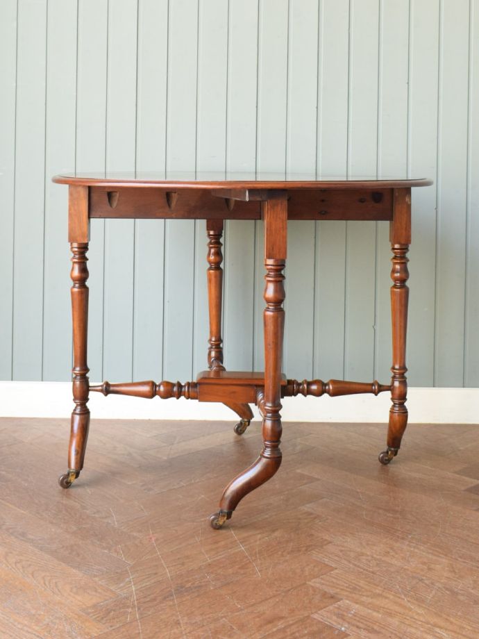 いろんな表情が楽しめるダイニングテーブル