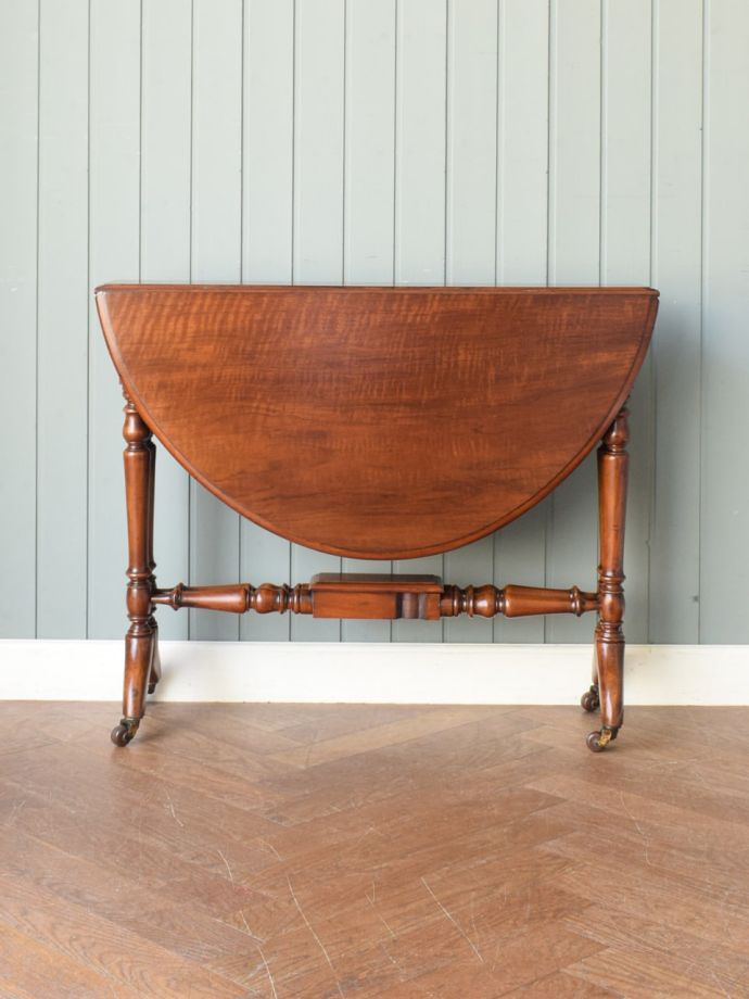 畳んだ時のゲートレッグテーブル