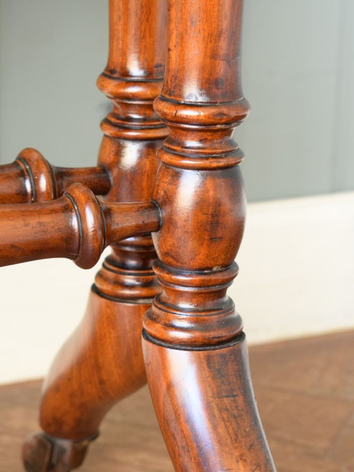 アンティークテーブルの装飾