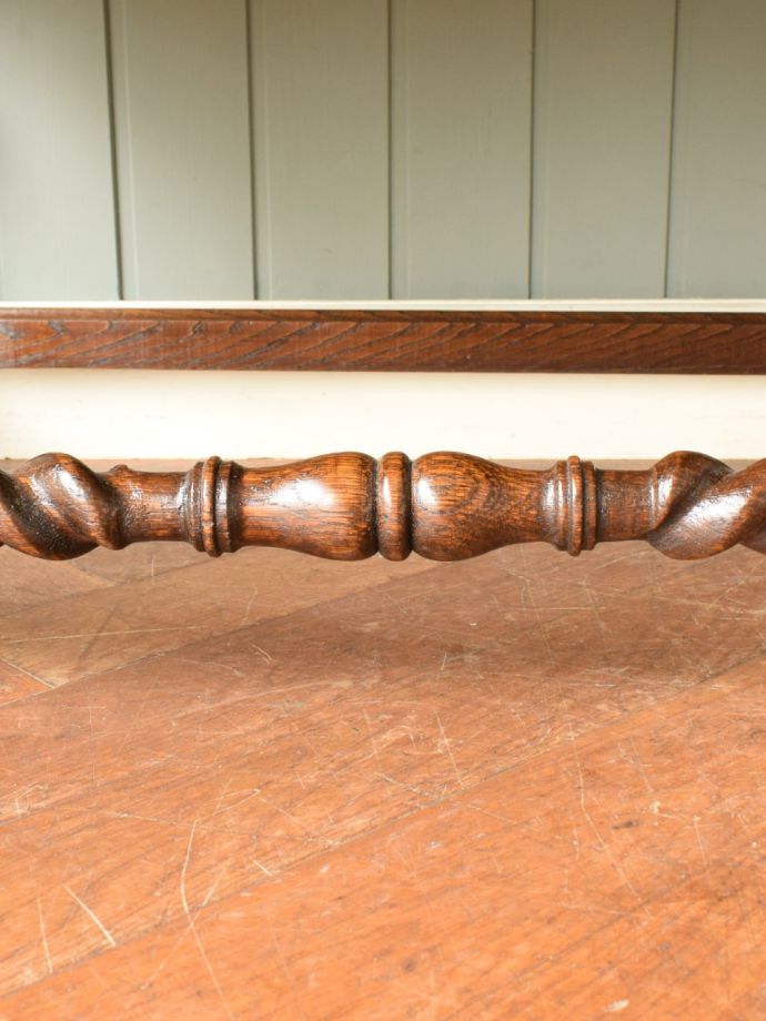 ビューローの華やかな装飾