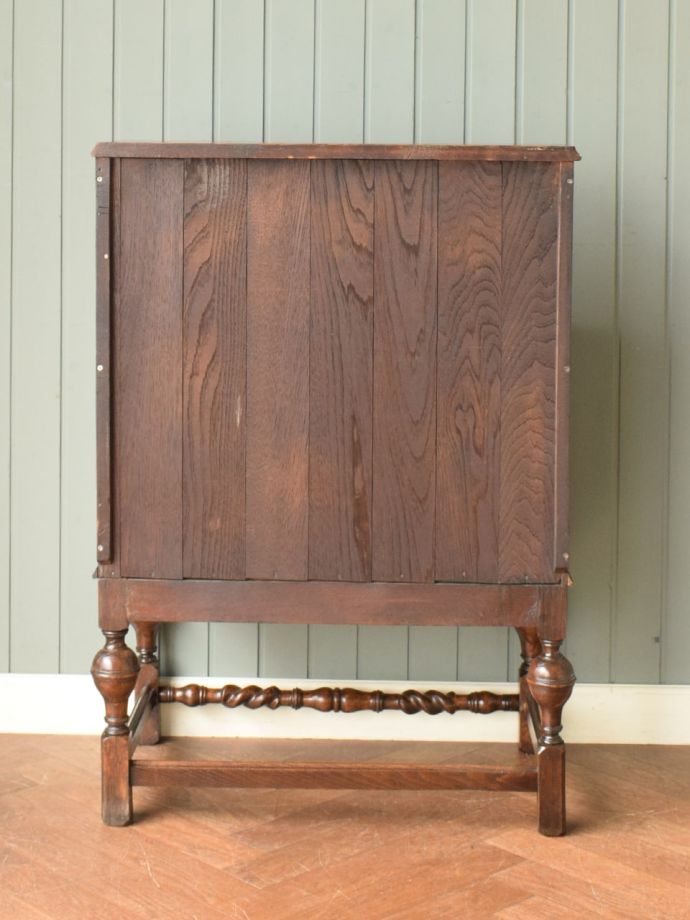 ライティングビューローの後ろ姿