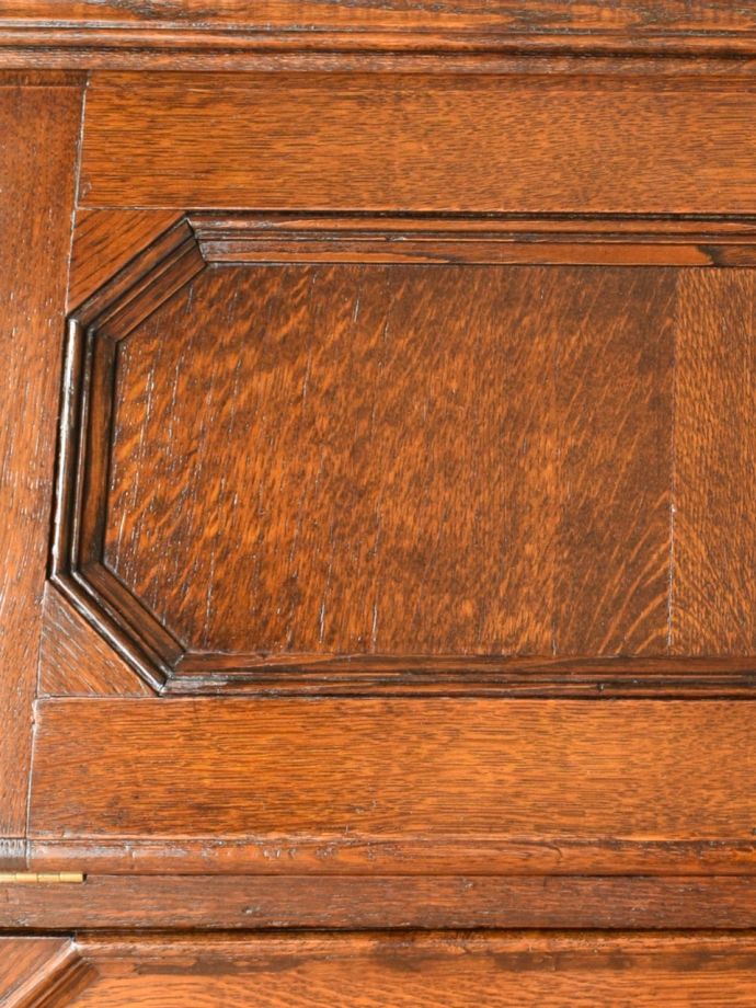 英国アンティーク家具らしい装飾