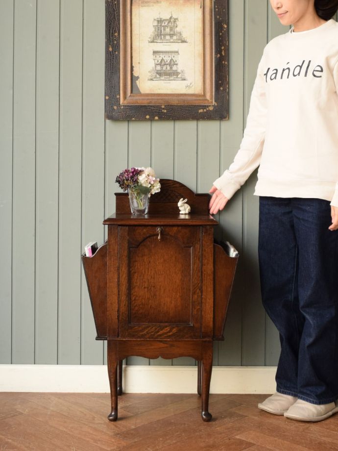 アンティークのサイドキャビネット