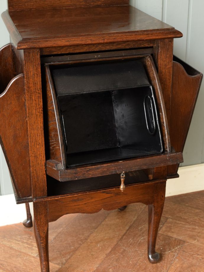 サイドキャビネットの扉の中