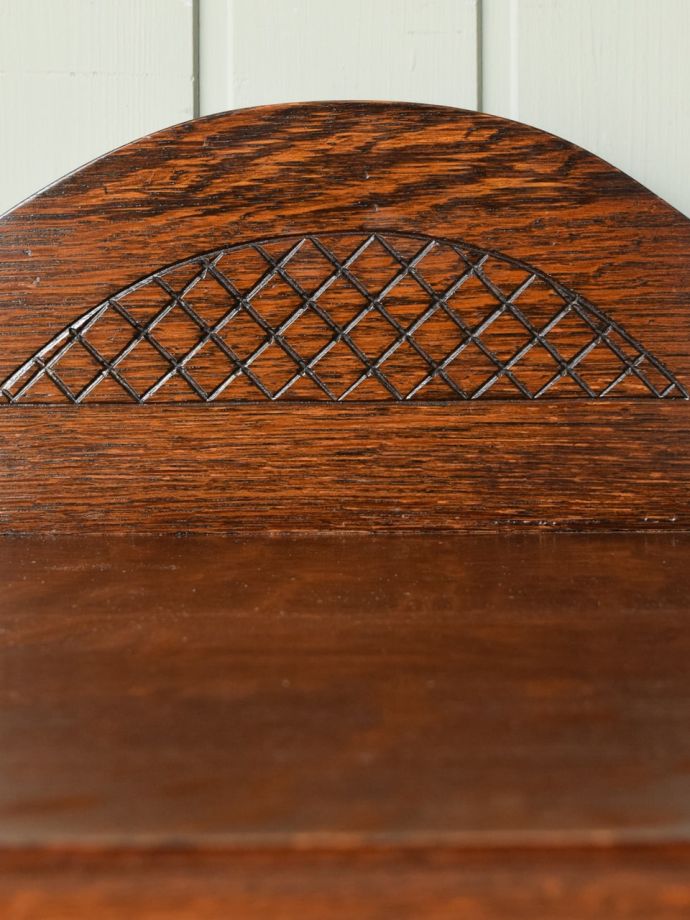 英国アンティーク家具らしい装飾