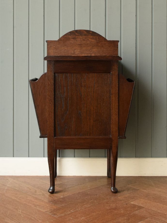 サイドキャビネットの後ろ姿