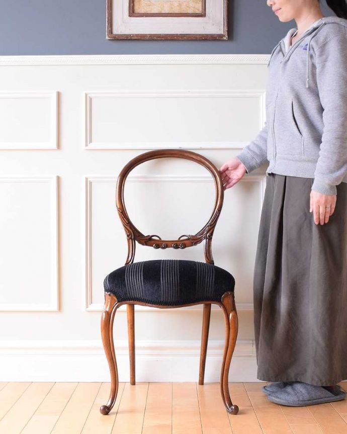 アンティークのバルーンバックチェア