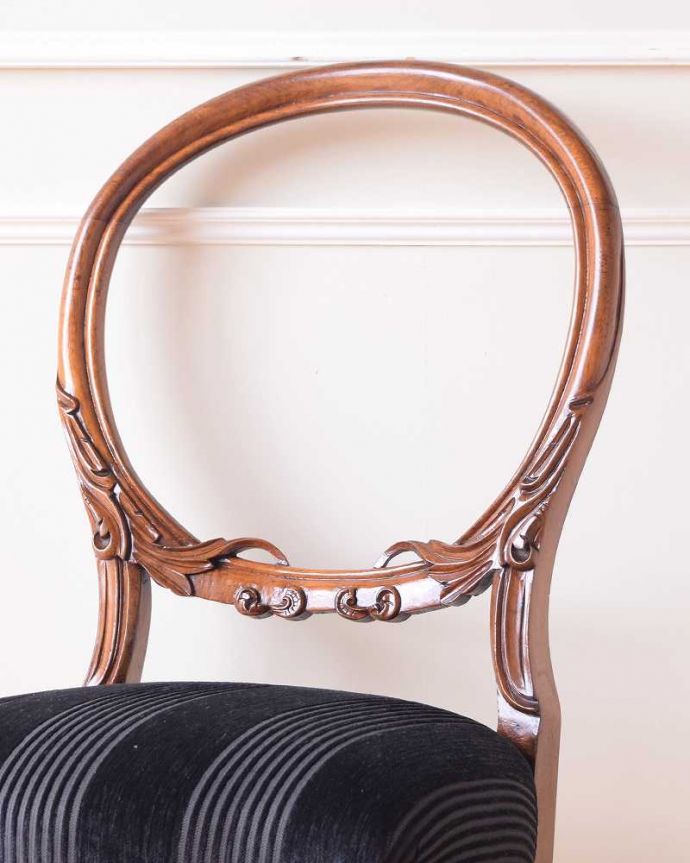 背もたれが美しいアンティークの椅子