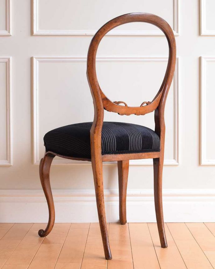 アンティークのサロンチェアの後ろ姿