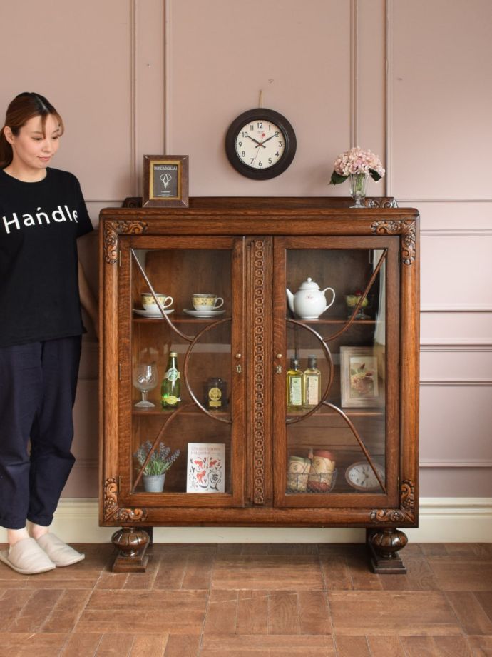 英国アンティークのキャビネット