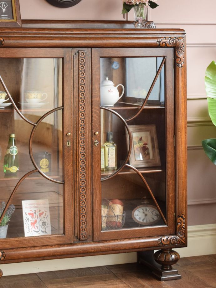 ガラス扉のおしゃれなキャビネット