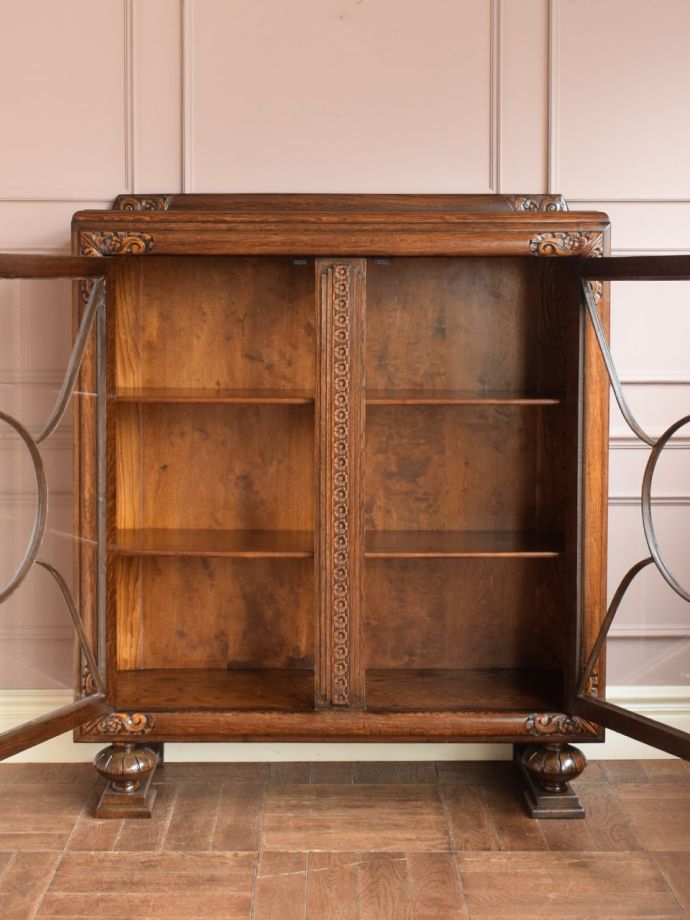 キャビネットの扉の中