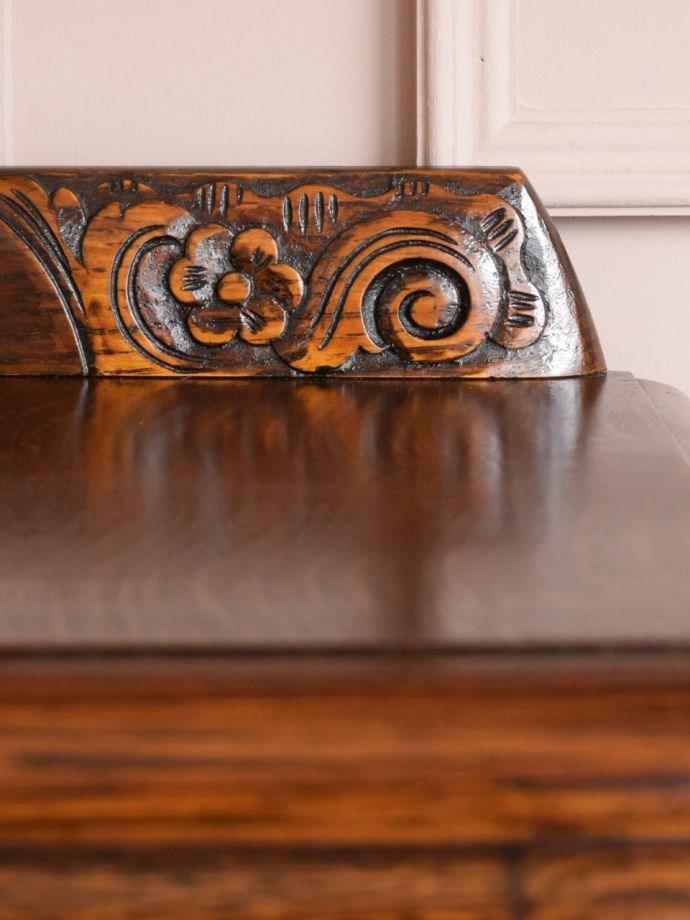 キャビネットの華やかな装飾