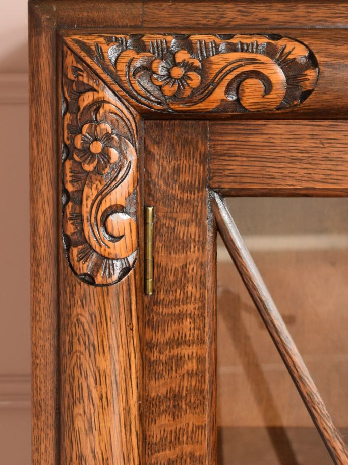 キャビネットの華やかな装飾